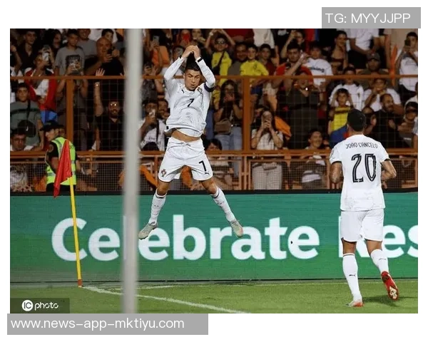 C罗在比赛中小角度射门再进一球成功完成双响壮举 C罗在比赛中小角度射门再进一球成功完成双响壮举